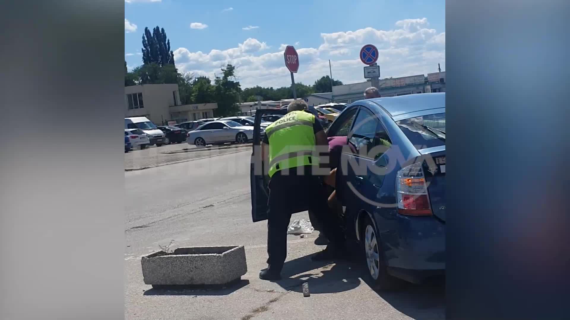 След гонка с полицията, мъж заби колата си пред сградата на КАТ-Пловдив