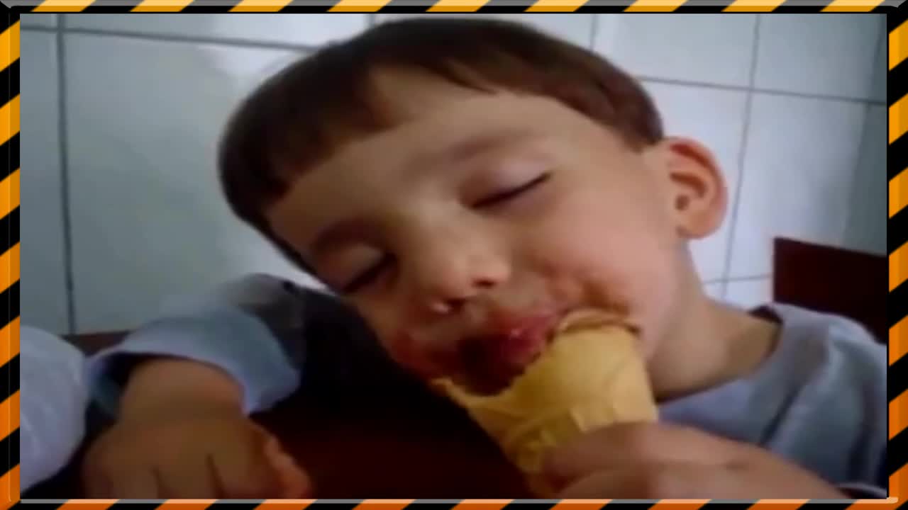 Хлапе яде сладолед докато спи