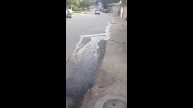 Фекални води извират покрай жилищни блокове