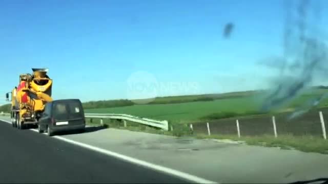 Бетоновоз тегли автомобил по АМ „Тракия”