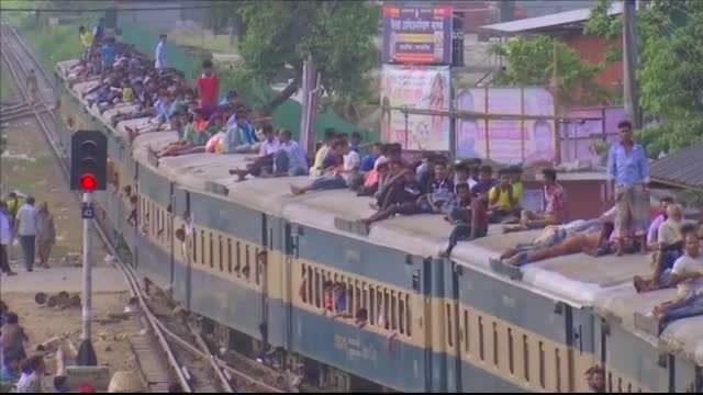 Стотици хиляди в бой за място в претъпкани корабчета и влакове в Бангладеш