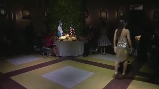 Обама във вихрено танго с танцьорка