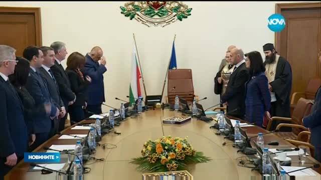 Отец поръси със светена вода столовете на министрите