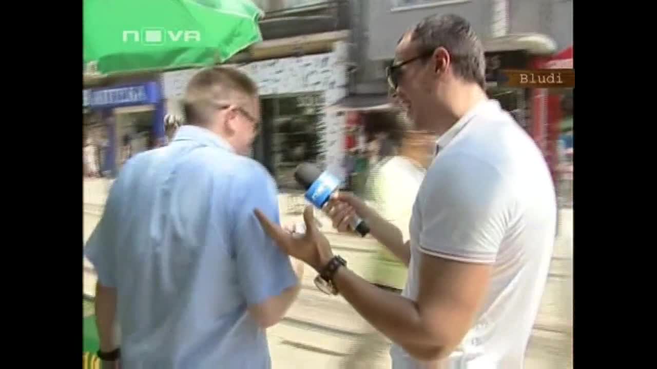 Репортер целува момиче в ефир..!
