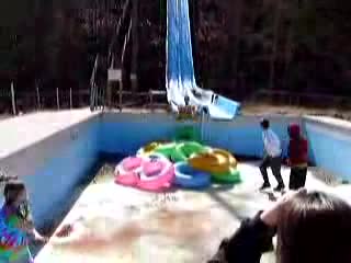 Спускане по празна водна пързалка 