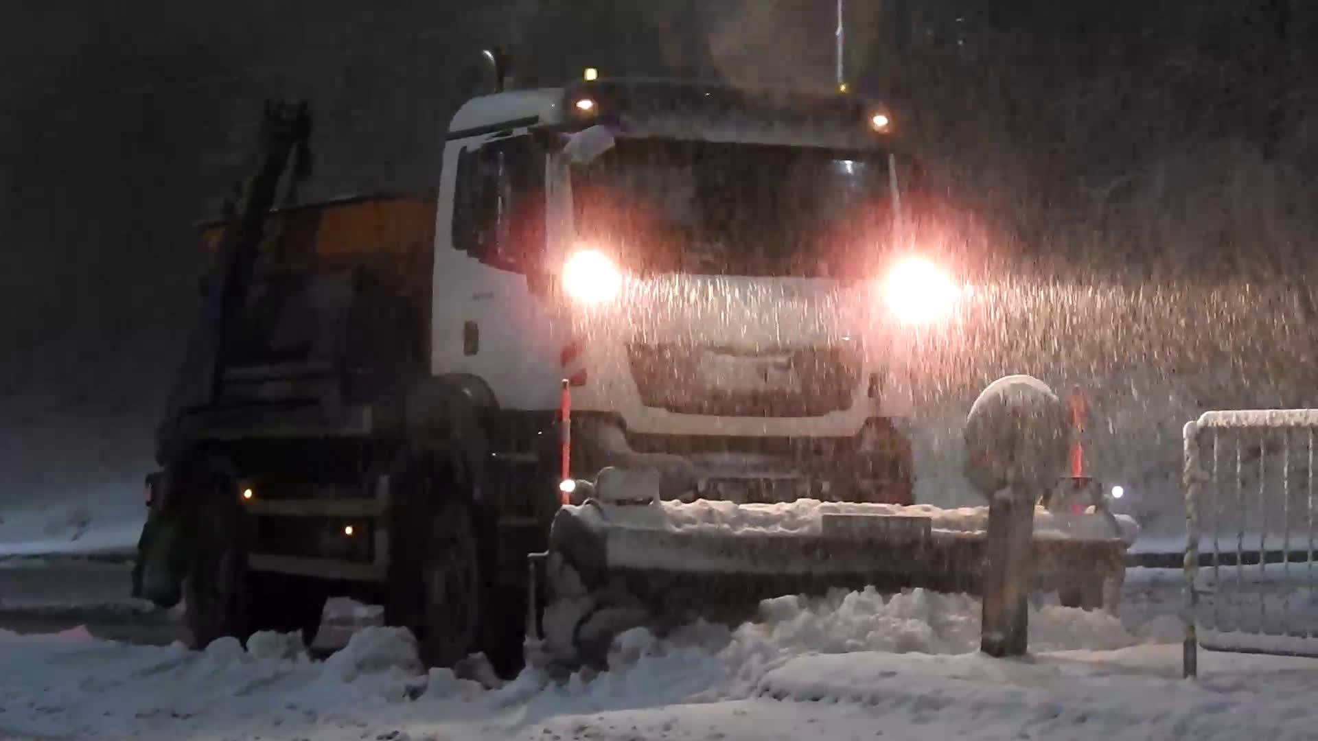 Нощен Разград - снегорините работят