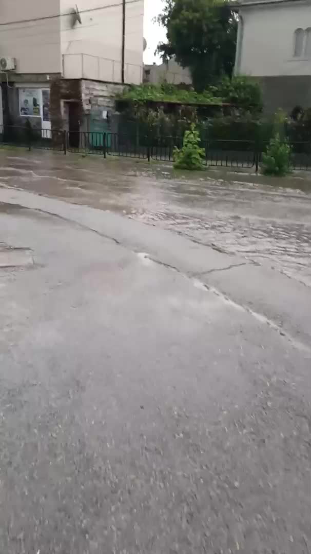 Автогарата на Перник е наводнена след градушката