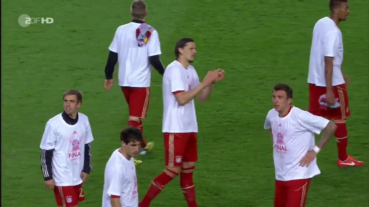 Рибери подари екипа си на фен, нахлул на терена