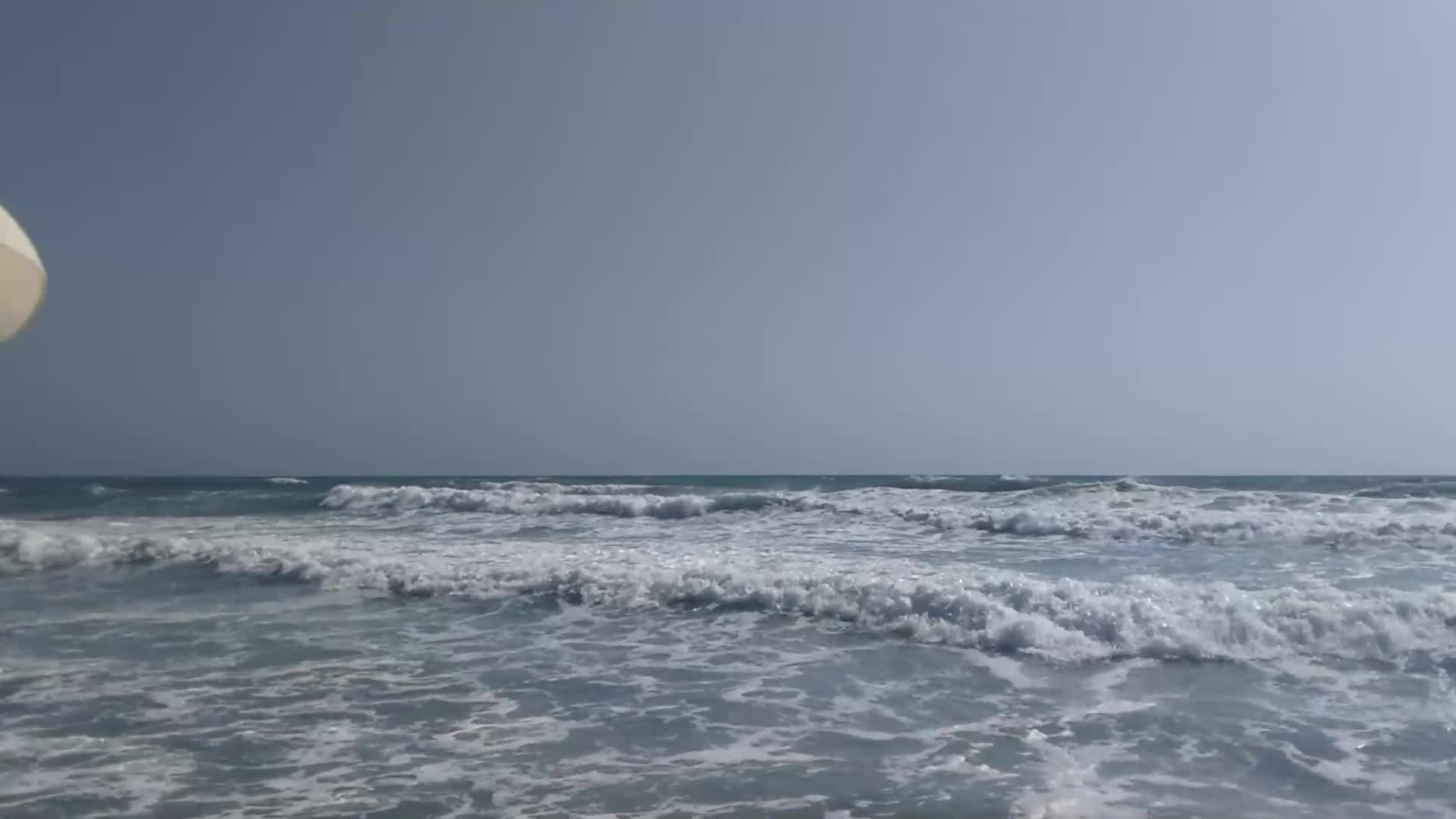 Морето се вълнува