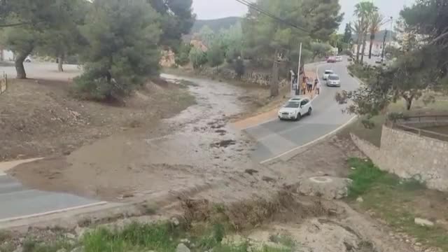 Кална река заля път в Испания