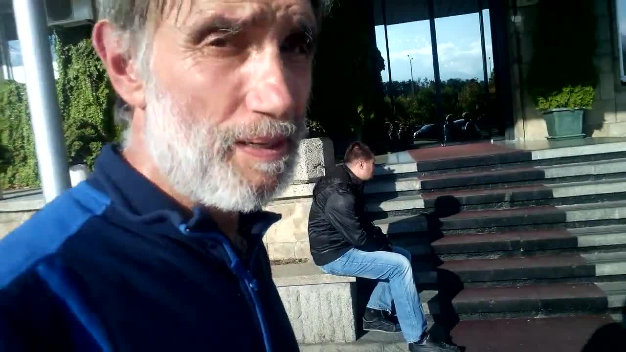 Човекът-автограф след подписа от Клаудия Кардинале