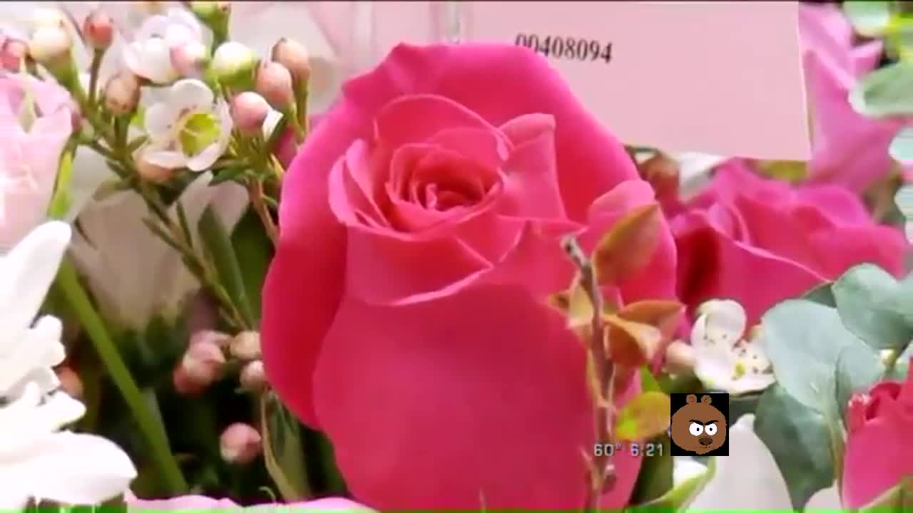 Момче прави мил жест към всички момичета в училището си