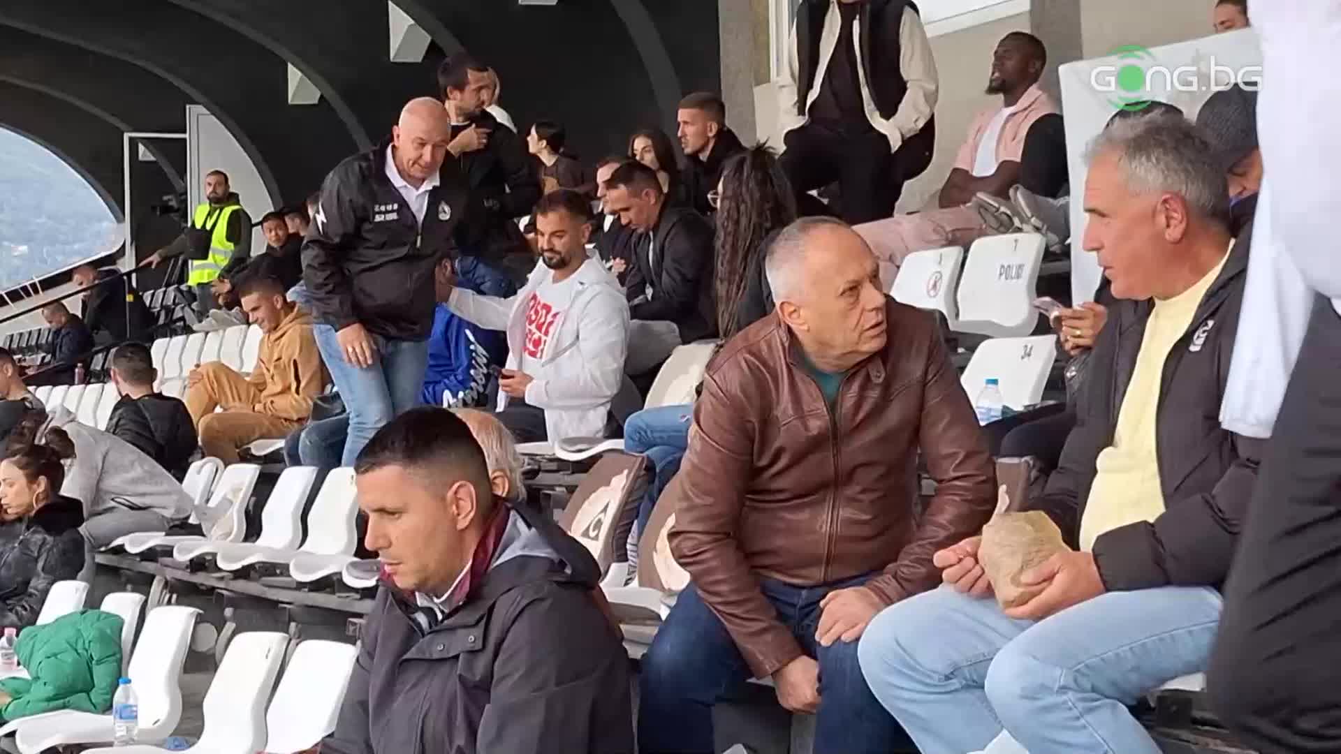 Щаба на Левски разучава играта на Славия от трибуните