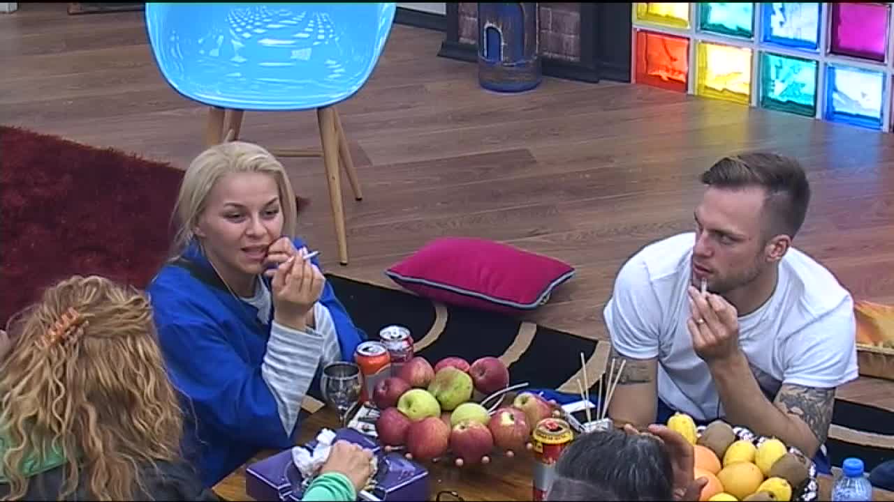 Хубава ли е Деси Слава без грим?