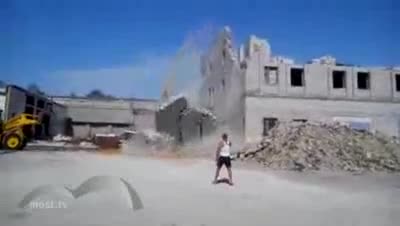 Какво може да ви се случи в близост до сграда която се събаря!