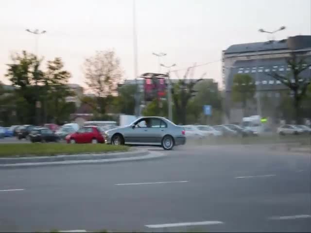 Любителски дрифт на паркинга.