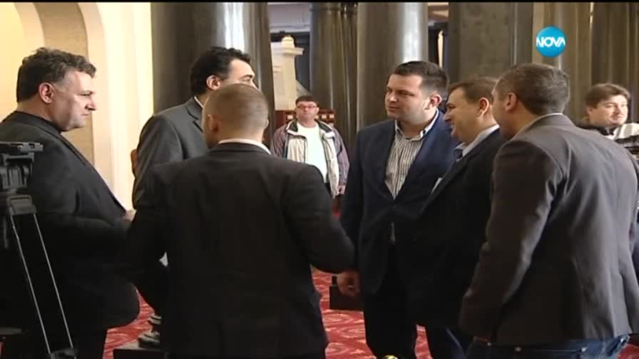 Два ръководни поста - залог за оцеляването на кабинета - репортаж