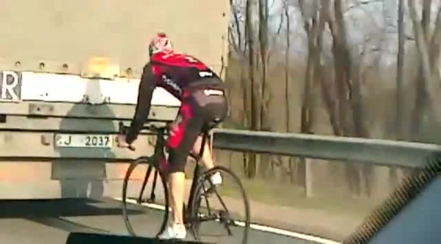 Велосипедист кара 80 km/h зад камион