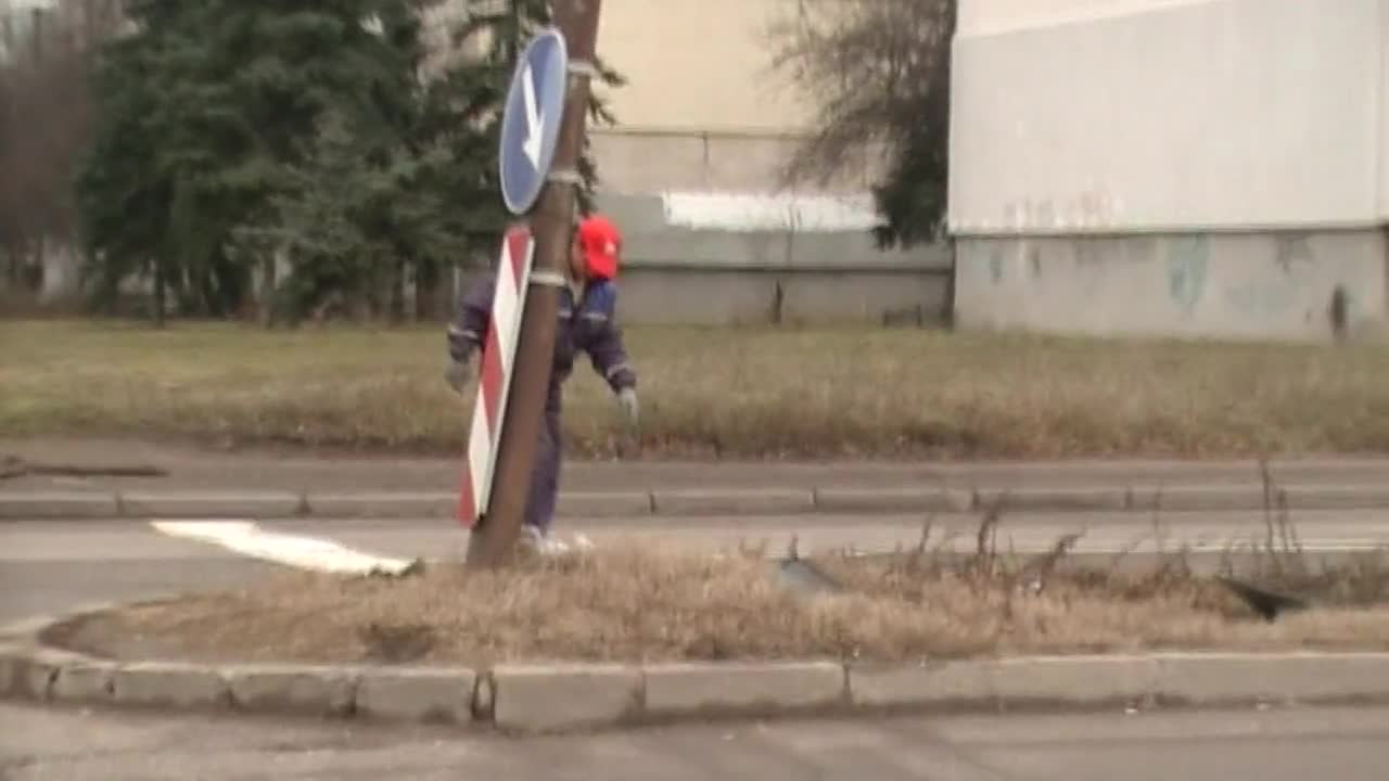 Кола „отнесе“ двама пешеходци в кв. Надежда