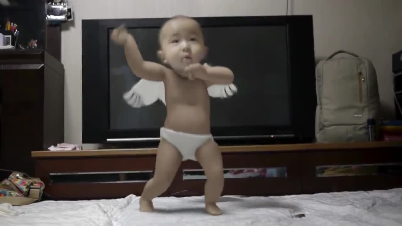 Сладко бебче танцува на Gangnam Style!