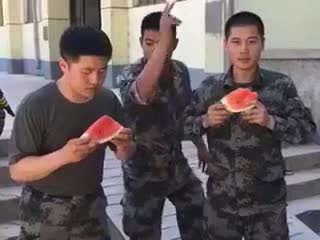 Китайски военни се състезават по ядене на диня