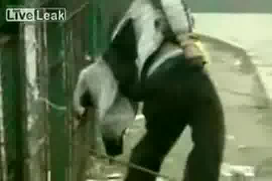 Пиян руснак не може да си вдигне гащите !!! 