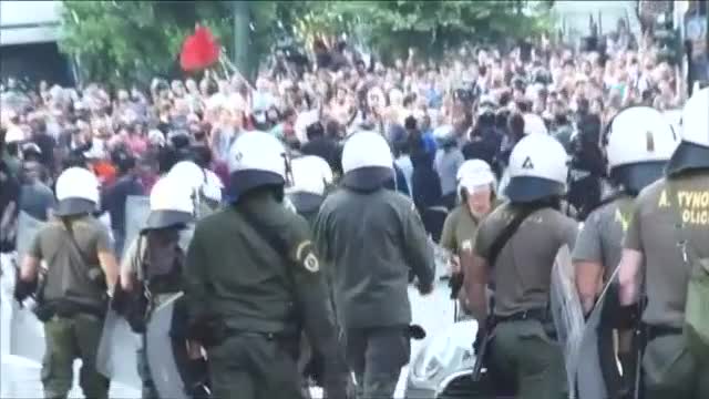 Полицията с шокови гранати срещу протестиращи в Атина