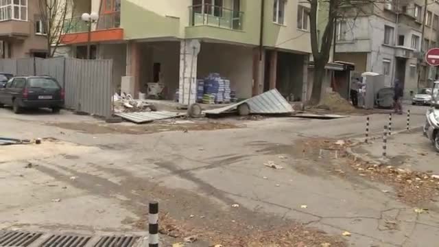Ураганен вятър събори керемиди и мазилки в Русе