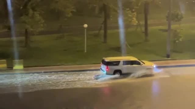 Бури причиниха наводнения по улиците на Бахрейн