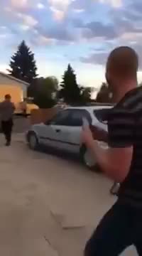Смях ... Вижте какво ще се получи, когато изстреляте автомобилна гума с Airbag!