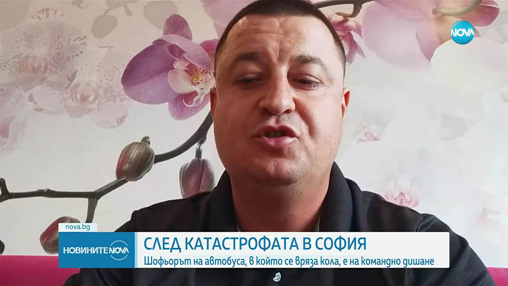 Шофьорът на автобуса, в който се вряза кола, е на командно дишане