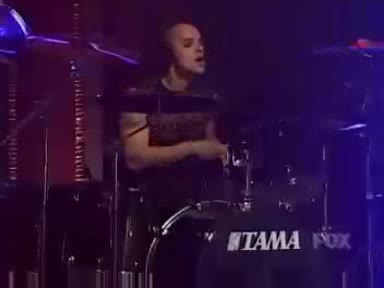 Дуета Tatu! Невъздържано ли е! По време на Live концерт Юлия раздава целувки на своята приятелка!