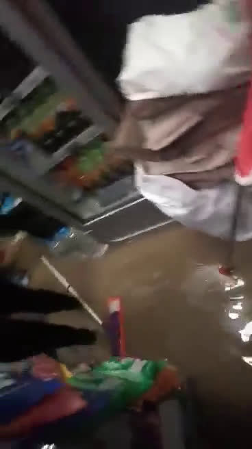 Наводнен магазин при буря