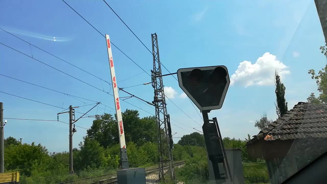 Влак минава при вдигната бариера