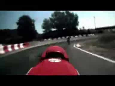 Смях пилот пада от Yamaha R1 след което отново се качва в движение смях :d