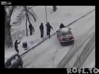 Тоя пич е велик .. спира колата на косъм !