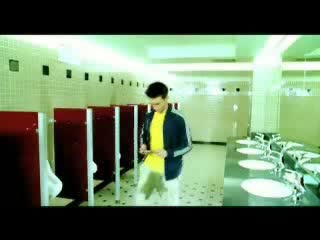 Мъж Гледа В Чужда Тоaлетна