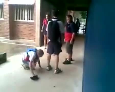 Какво се случва, когато Келеш 20 килограма с напикани гащи се заяжда с пълничко момче!