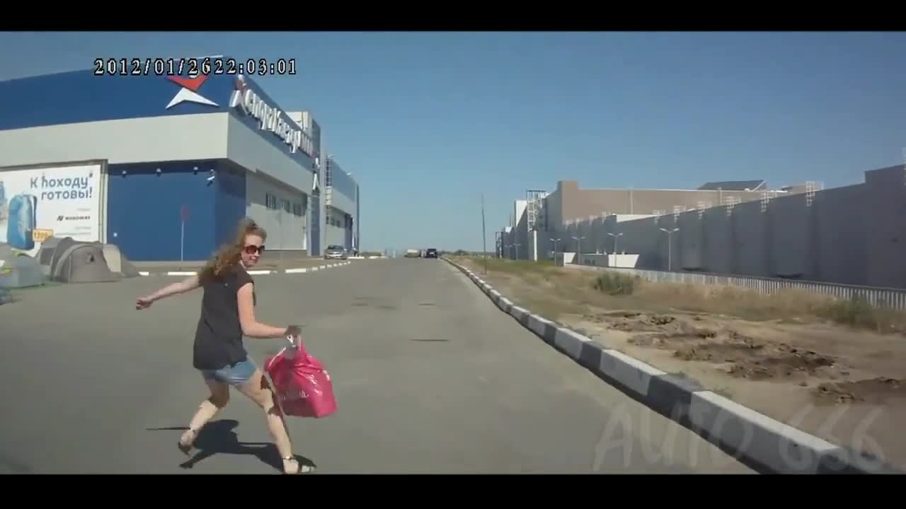 Невнимателни пешеходци с много късмет