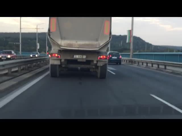 Камион кара с над 100 км/ч по "Аспарухов мост" във Варна