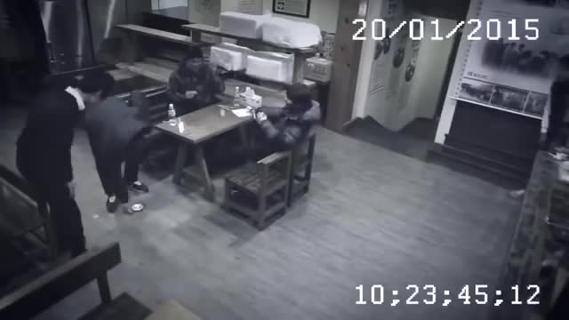 Какво прави едно момиче в заведение, когато трима глупака се заяждат с персонала!