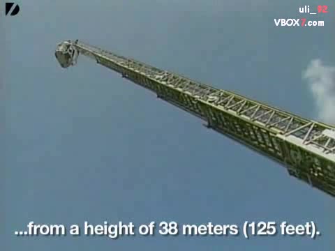 Мъж скача от 38 метра по лице във вода 