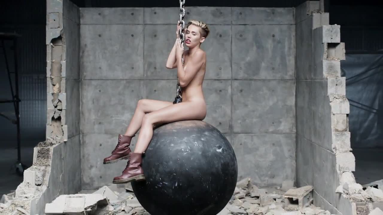 П Р Е М И Е Р А ! Miley Cyrus - Wrecking Ball   текст и превод!