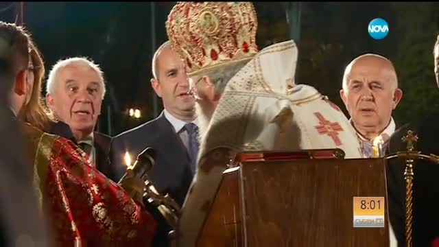 Стотици посрещнаха Възкресение Христово в храм-паметник "Ал. Невски"