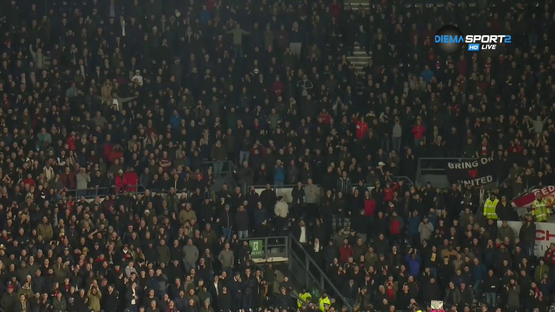 Феновете на Ман Юнайтед поздравиха подобаващо легендата Уейн Рууни