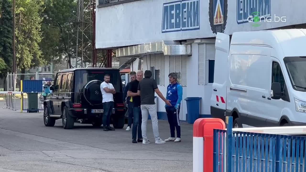 Сираков, Боримиров и Костов разговарят преди тренировката на Левски