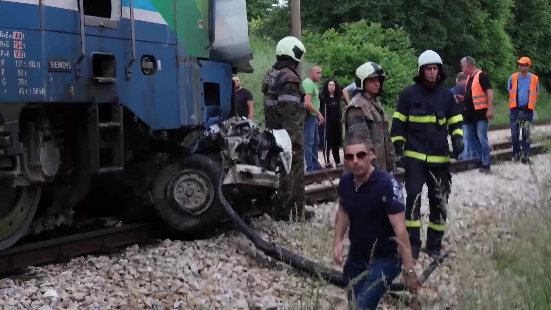 Двама загинаха при удар на микробус и влак в Плевенско