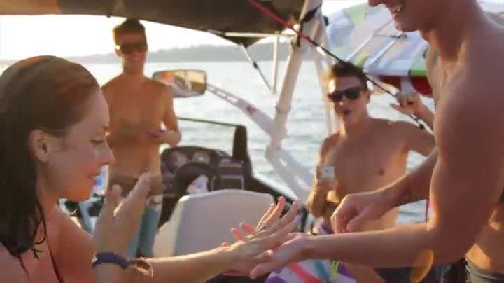 Мъж с лудо предложение за брак на любимата си докато двамата са на Wakesurfing