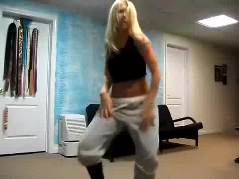 Мацка танцува уникално на Boom Boom Pow