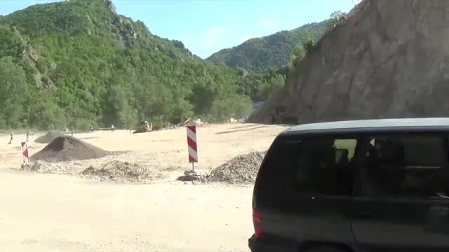 Скален къс падна и влезе в микробус